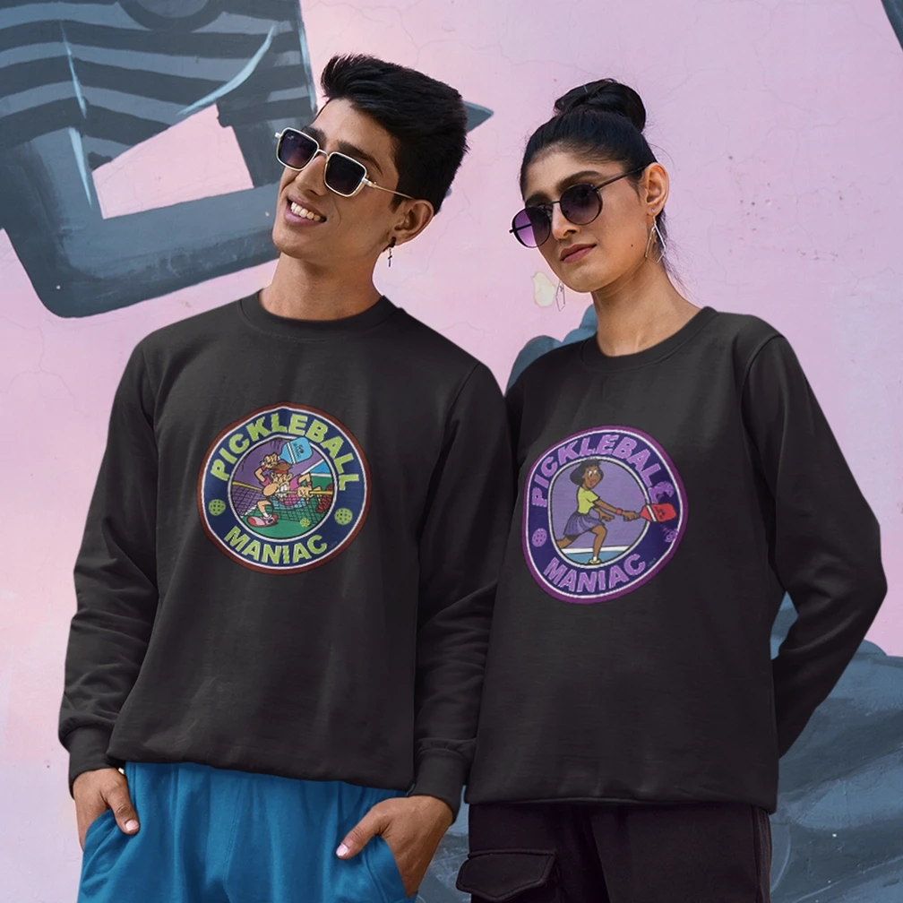 Deux personnes portant les sweatshirts Pickleball Maniac
